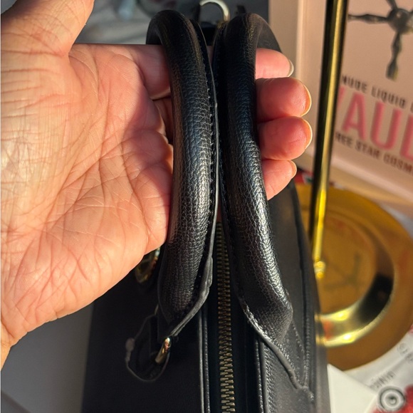 Elegant Black Vera Wang Handbag - Picture 3 of 16